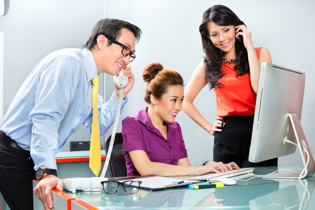 9 Mistakes Freelance Translators Should Avoid- People using a computer and mobile phones
